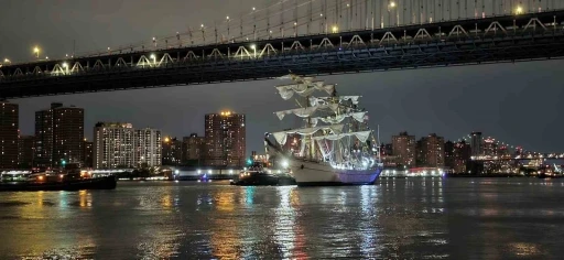 Meksika Donanması’na ait eğitim gemisi Brooklyn Köprüsü’ne çarptı: 2 ölü, 19 yaralı
