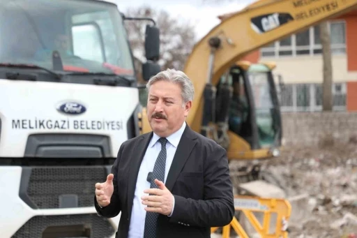 Melikgazi Belediyesi il&ccedil;edeki metruk yapıların yıkımına devam ediyor
