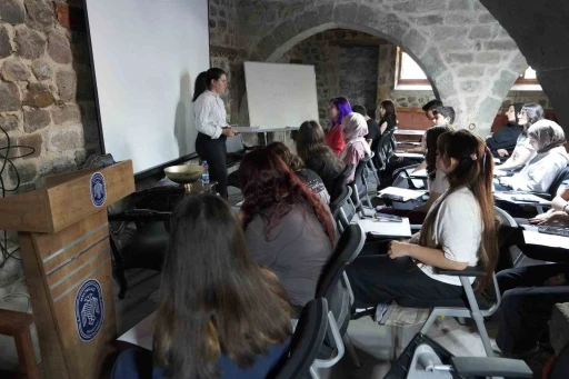 Melikgazi Belediyesi&rsquo;nden gen&ccedil;lere &uuml;cretsiz ingilizce konuşma at&ouml;lyesi
