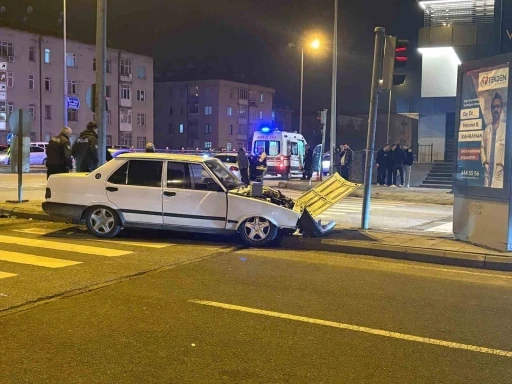 Melikgazi&rsquo;de iki otomobil kavşakta &ccedil;arpıştı
