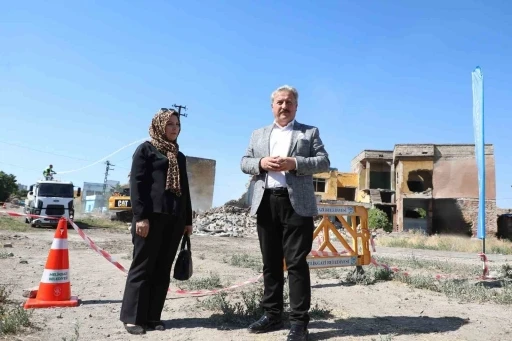 Melikgazi’de metruk 5 yapı yıkıldı
