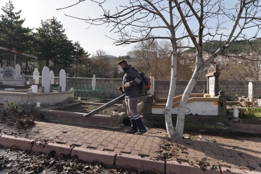 Melikgazi’de mezarlıklar bayrama hazır
