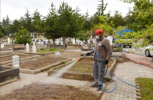 Melikgazi&rsquo;de mezarlıklar bayrama hazırlanıyor
