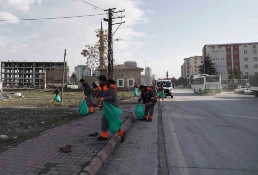 Melikgazi&rsquo;de şiddetli r&uuml;zgarın etkileri temizlendi
