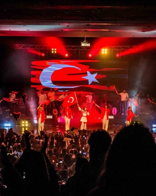 Melis Fis, 1 yılda T&uuml;rkiye&rsquo;nin 81 ilinde sahne aldı
