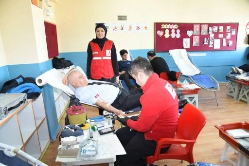 MEM M&uuml;d&uuml;r&uuml; Selehattin Kal kan bağışı yaparak &ouml;rnek oldu
