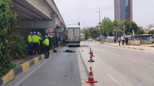 Mendil sattığı ışıkta tırın altında kalan yaşlı katdın &ouml;ld&uuml;, kaza anı g&uuml;venlik kamerasında
