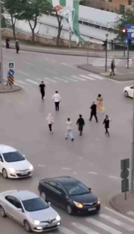 Mendilciler ile sürücü akan trafikte kavga etti
