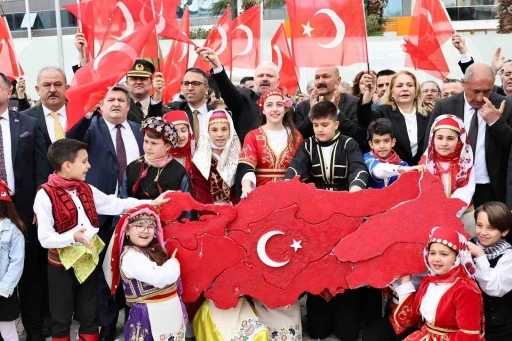 Menemen&rsquo;de coşkulu kutlama
