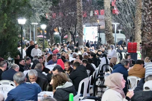 Menemen&rsquo;de Kadir Gecesi&rsquo;ne &ouml;zel 15 bin kişilik iftar
