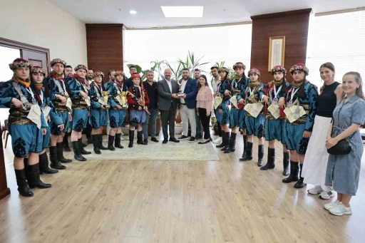 Menemen, halk oyunlarında Türkiye şampiyonluğu gururu yaşadı
