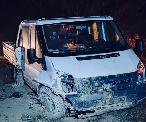 Menfez duvarına çarpan kamyonette 4 kişi yaralandı
