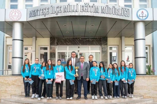 Menteşe Cumhuriyet Ortaokulu Hokey Takımı, T&uuml;rkiye yarı finalleri yolunda

