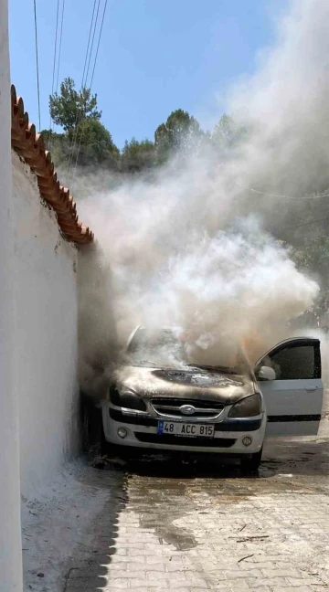 MENTEŞE’DE ARAÇ YANGINI