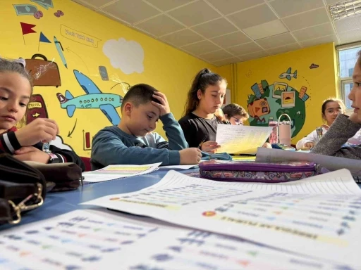 Menteşe&rsquo;de &ccedil;ocuklar İngilizceyi eğlenerek &ouml;ğreniyor
