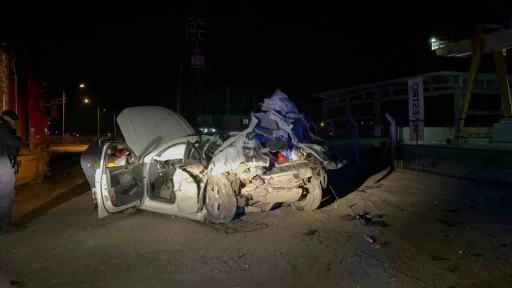 Menteşe&rsquo;de tıra arkadan &ccedil;arpan otomobil, hurda yığınına d&ouml;nd&uuml;: 1 &ouml;l&uuml;, 1 ağır yaralı
