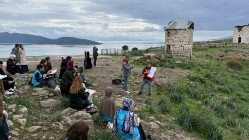 Menteşe&rsquo;nin g&ouml;n&uuml;ll&uuml; gen&ccedil;lerinden Bodrum&rsquo;da sanat &ccedil;ıkartması
