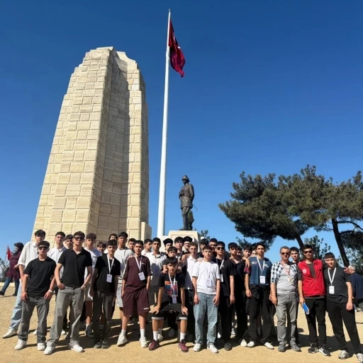 Menteşeli g&ouml;n&uuml;ll&uuml; gen&ccedil;lerden &Ccedil;anakkale&rsquo;ye anlamlı ziyaret
