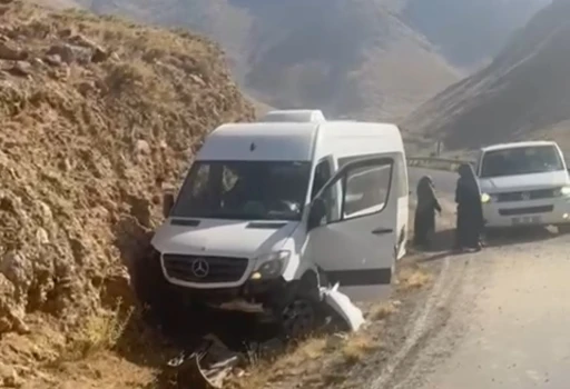 Mercedes minibüs kaza yaptı: 18 yolcu ölümden döndü
