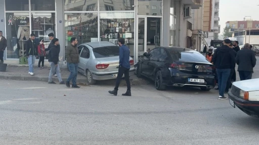 Merdiven basamakları otomobillerin işyerine dalmasını engelledi
