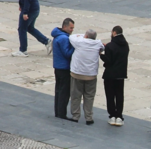Merdivenden inerken d&uuml;şen 2 kişinin yardımına vatandaşlar koştu
