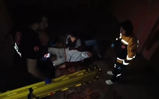 Merdivenlerden yuvarlanan iş&ccedil;i yaralandı

