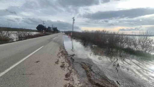 Meri&ccedil; Nehri taştı, sedde patladı: Karayolu sular altında

