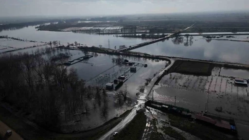Meri&ccedil; Nehri taştı, tarım arazileri ve yerleşim alanları sular altında kaldı
