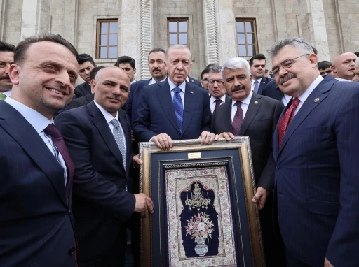 Merkezde üretilen ilk Hereke halısı Cumhurbaşkanı Erdoğan’a hediye edildi
