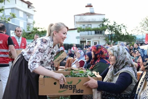 Merkezefendi Belediyesi tarıma destek amacıyla binlerce fideyi &uuml;reticiye dağıtıldı
