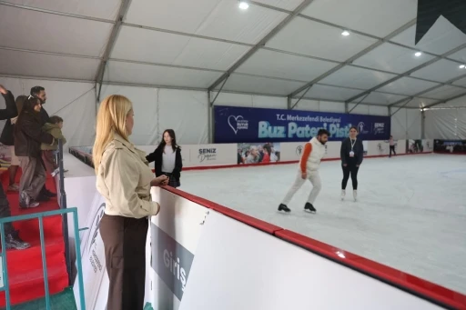 Merkezefendi&rsquo;de buz pateni pisti a&ccedil;ıldı
