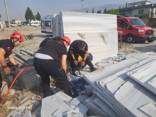 Mermer bloklar devrildi: 2 yaralı
