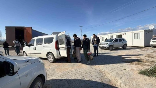 Mermer y&uuml;kl&uuml; tırda gizlenen 4 ka&ccedil;ak g&ouml;&ccedil;men yakalandı
