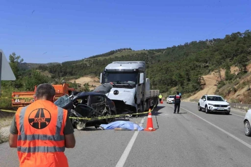 Mermer y&uuml;kl&uuml; tırla kafa kafaya &ccedil;arpışan otomobildeki &ccedil;ift hayatını kaybetti
