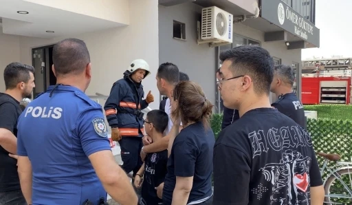 Mersin&rsquo;de 10 katlı binada yangın: Sağlık ekipleri dumandan etkilenenlere m&uuml;dahale etti

