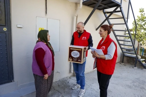 Mersin&rsquo;de 13 il&ccedil;ede 120 bin Ramazan kolisi dağıtılıyor
