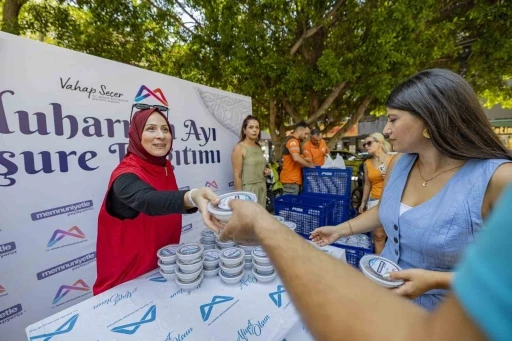 Mersin&rsquo;de 13 il&ccedil;ede eş zamanlı aşure dağıtımı
