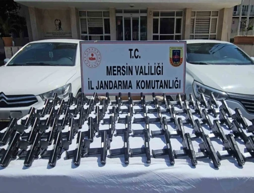 Mersin’de 2 otomobilde 70 tabanca ele geçirildi: 2 tutuklama
