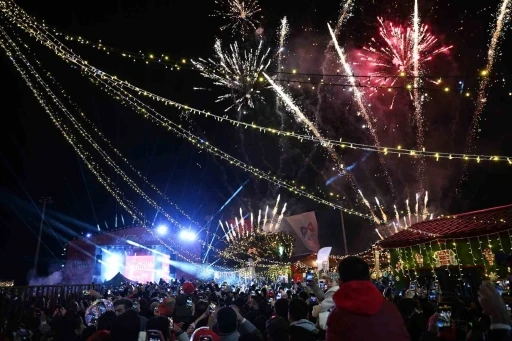 Mersin&rsquo;de 2026 coşkusu sokaklara taştı
