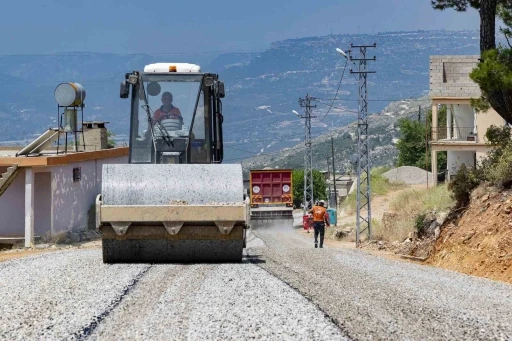 Mersin&rsquo;de 5 mahalleyi birbirine bağlayan yolda 2. etap tamamlandı
