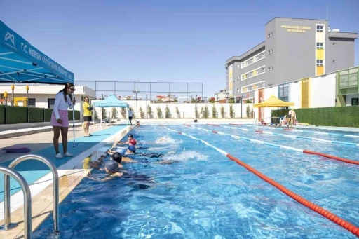Mersin’de 7’den 70’e herkes eğlenerek yüzme öğreniyor
