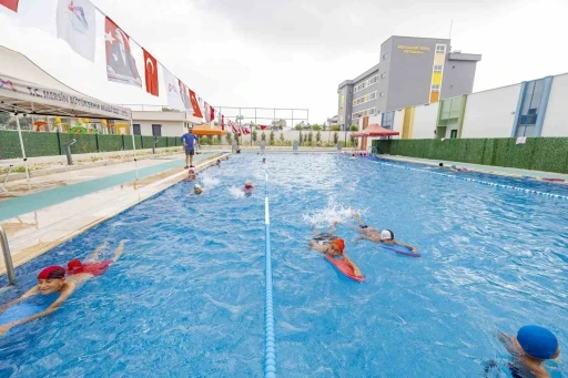 Mersin&rsquo;de 7&rsquo;den 77&rsquo;ye herkes y&uuml;zme kurslarında buluşuyor
