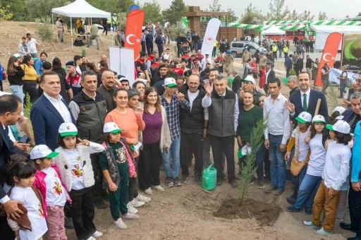 Mersin’de binlerce fidan toprakla buluştu
