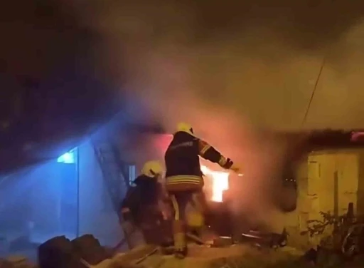 Mersin&rsquo;de bir evin ambarında &ccedil;ıkan yangın korkuttu
