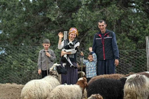 Mersin&rsquo;de bir koyun alamayan aile s&uuml;r&uuml; sahibi oldu
