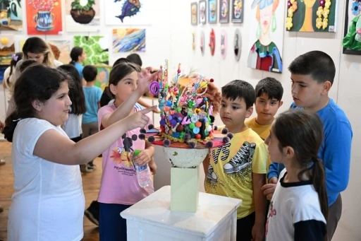 Mersin&rsquo;de &ccedil;ocuk kamp&uuml;slerinden &ccedil;ıkan eserler sergide buluştu
