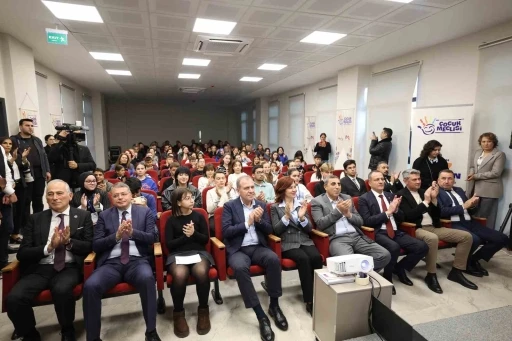 Mersin&rsquo;de &Ccedil;ocuk Meclisi &uuml;yeleri sertifikalarını Başkan Se&ccedil;er&rsquo;den aldı
