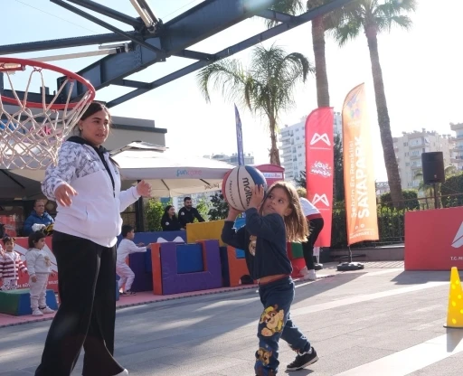 Mersin&rsquo;de &ccedil;ocuklar AVM&rsquo;de sporla buluştu
