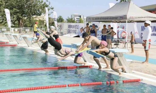Mersin’de çocuklar, hem yüzme öğreniyor hem de eğleniyor
