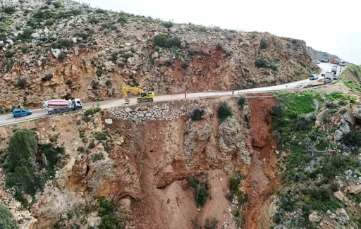 Mersin&rsquo;de &ccedil;&ouml;ken yolda &ccedil;alışmalar s&uuml;r&uuml;yor: Mersin-Antalya yolunda trafik kontroll&uuml; sağlanıyor
